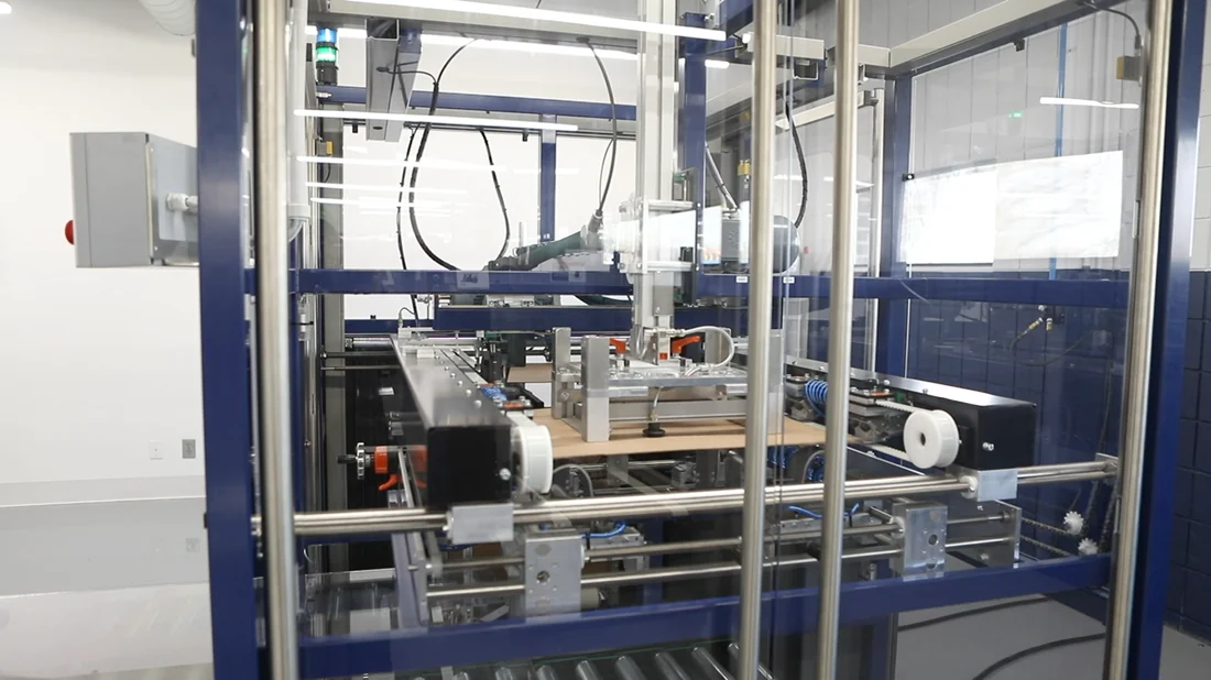 Trayaufrichter im Produktionsbetrieb